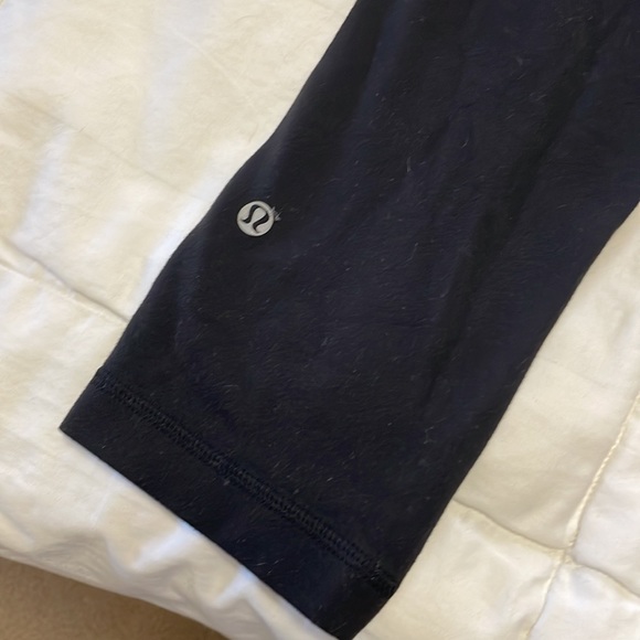 very old lululemon leggings, size 4. reversible and cropped. - Picture 4 of 7